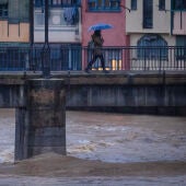 Vista del rio Onyar a su paso por Girona cuando los ríos Ter, Onyar y Manol superan el umbral de peligro por su elevado caudal, según la Agencia Catalana del Agua (ACA), que la alertado a la población de que no se acerque a los cauces y evite cruzar en puntos bajos por el temporal que afecta las comarcas del Gironès, Selva y Alt y Baix Empordà.