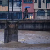 Vista del rio Onyar a su paso por Girona cuando los ríos Ter, Onyar y Manol superan el umbral de peligro por su elevado caudal, según la Agencia Catalana del Agua (ACA), que la alertado a la población de que no se acerque a los cauces y evite cruzar en puntos bajos por el temporal que afecta las comarcas del Gironès, Selva y Alt y Baix Empordà. Vista del rio Onyar a su paso por Girona cuando los ríos Ter, Onyar y Manol superan el umbral de peligro por su elevado caudal, según la Agencia Catalana del Agua (ACA), que la alertado a la población de que no se acerque a los cauces y evite cruzar en puntos bajos por el temporal que afecta las comarcas del Gironès, Selva y Alt y Baix Empordà.