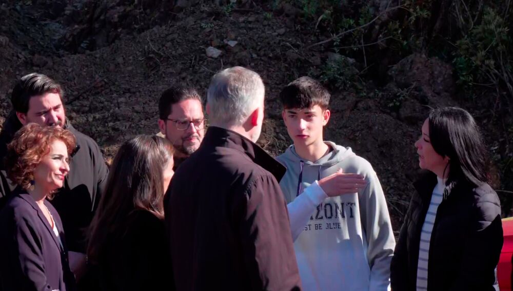 Los reyes charlan con vecinos de Adamuz, los primeros que acudieron a auxiliar a las víctimas