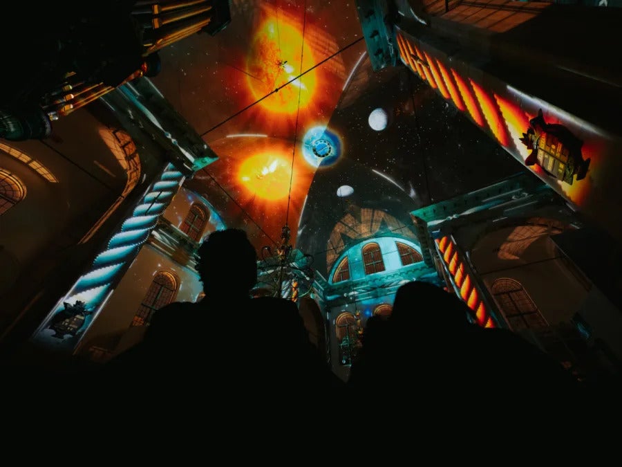 Projektil y Fever presentan FLOW, un espectáculo inmersivo de luces y sonido basado en La Moldava de Smetana Projektil y Fever presentan FLOW, un espectáculo inmersivo de luces y sonido basado en La Moldava de Smetana