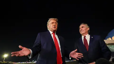 El presidente de Estados Unidos, Donald Trump, habla con los medios de comunicación, junto al secretario del Interior, Doug Burgum El presidente de Estados Unidos, Donald Trump, habla con los medios de comunicación, junto al secretario del Interior, Doug Burgum