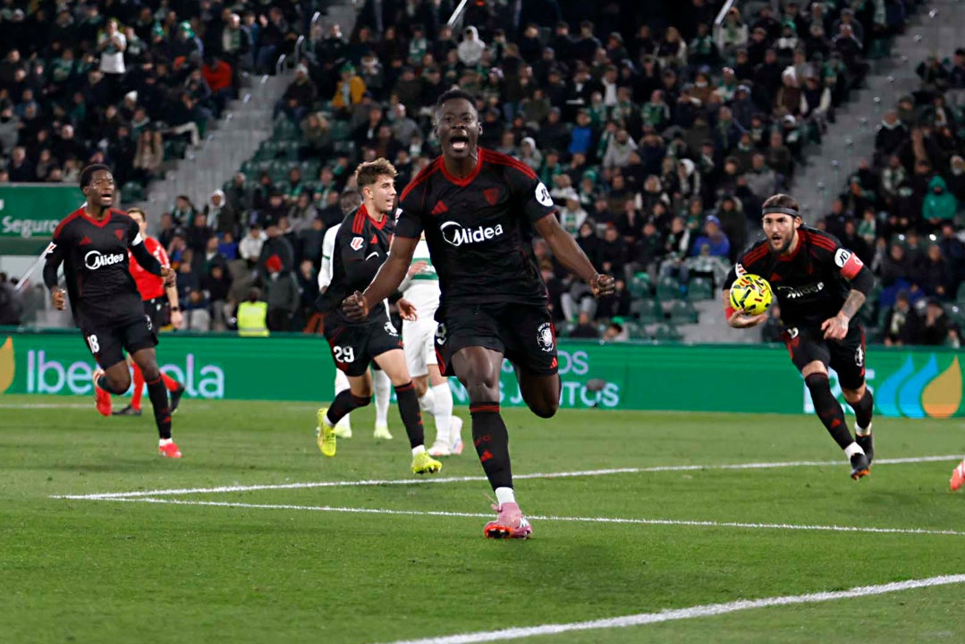 Akor Adams frena la caída del Sevilla y castiga las dudas del Elche Akor Adams frena la caída del Sevilla y castiga las dudas del Elche