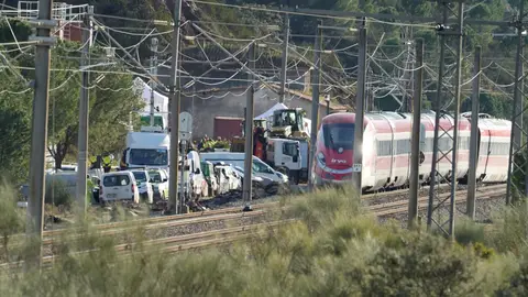 Imagen de la zona del accidente ferroviario con los convoyes de trenes siniestrados. Imagen de la zona del accidente ferroviario con los convoyes de trenes siniestrados.