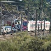 Imagen de la zona del accidente ferroviario con los convoyes de trenes siniestrados.