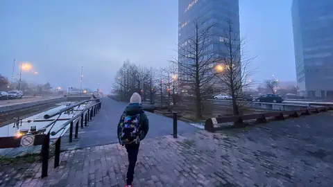 Un joven en la capital alavesa donde amanecido con nieblas densas y mucho frío este martes. Cuándo empiezan a subir las temperaturas: la borrasca que alargará el frío invierno todavía más