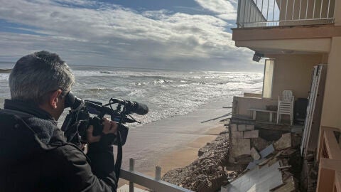 Un equipo de TV filma la terraza desprendida en un edificio de Tavernes de la Valldigna (València) a consecuencia del temporal marítimo Harry Un equipo de TV filma la terraza desprendida en un edificio de Tavernes de la Valldigna (València) a consecuencia del temporal marítimo Harry
