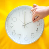 Imagen de archivo de una mano moviendo las agujas del reloj. Imagen de archivo de una mano moviendo las agujas del reloj.
