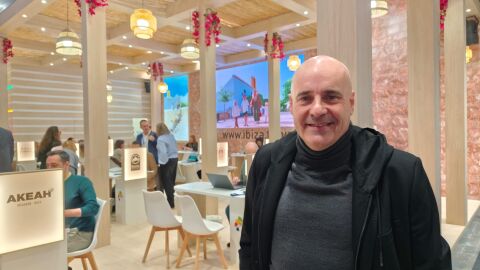 Jos&eacute; Luis Ben&iacute;tez, gerente de Ocio de Ibiza en el stand de Ibiza en Fitur