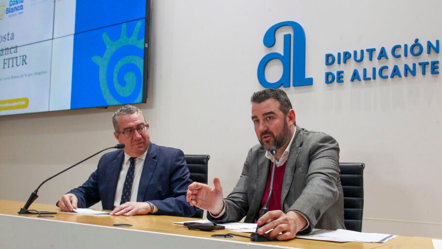 Toni P&eacute;rez y Jos&eacute; Mancebo, presidente y director del Patronato Costa Blanca, en la presentaci&oacute;n del calendario de actividades para FITUR 2026