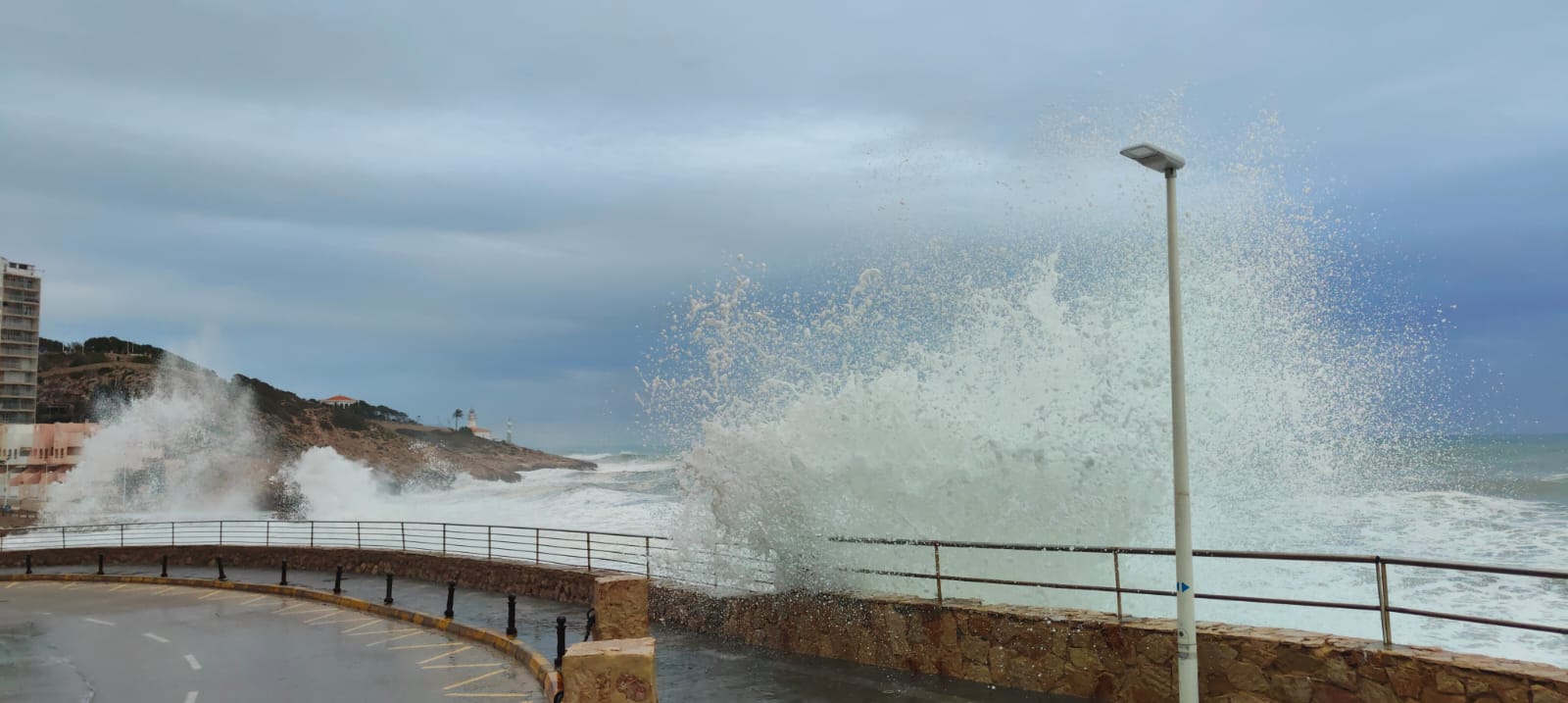 La borrasca Harry devora playas de la costa valenciana y el mar llega hasta la carretera en Cullera La borrasca Harry devora playas de la costa valenciana y el mar llega hasta la carretera en Cullera