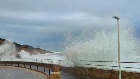 La borrasca Harry devora playas de la costa valenciana y el mar llega hasta la carretera en Cullera La borrasca Harry devora playas de la costa valenciana y el mar llega hasta la carretera en Cullera
