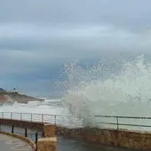 La borrasca Harry devora playas de la costa valenciana y el mar llega hasta la carretera en Cullera La borrasca Harry devora playas de la costa valenciana y el mar llega hasta la carretera en Cullera