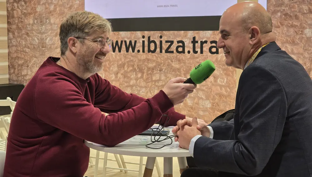 Un momento de la entrevista con Vicent Mari Un momento de la entrevista con Vicent Mari