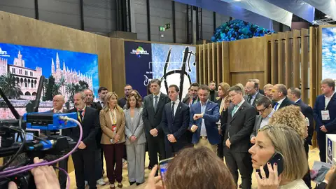 Las principales autoridades de Baleares presentes en FITUR, guardando un minuto de silencio en homenaje a las víctimas del accidente ferroviario de Ademuz. Las principales autoridades de Baleares presentes en FITUR, guardando un minuto de silencio en homenaje a las víctimas del accidente ferroviario de Ademuz.