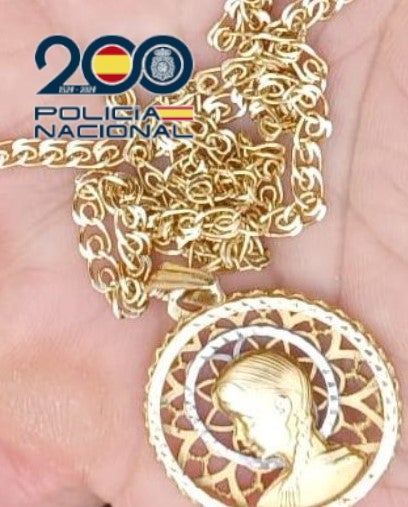 La Policía Nacional detiene en Benidorm a dos varones por un robo con violencia tras el tirón de una cadena de oro a una mujer La Policía Nacional detiene en Benidorm a dos varones por un robo con violencia tras el tirón de una cadena de oro a una mujer