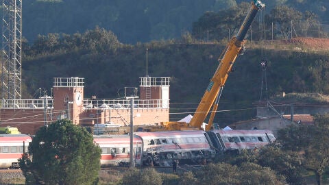 Una gr&uacute;a trabaja en las inmediaciones del lugar de descarrilamiento de los trenes en el accidente ferroviario de Adamuz (C&oacute;rdoba).