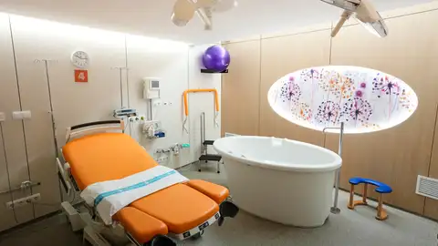 Dar a luz en el agua es una opción que ofrece el Hospital Vall d'Hebron de Barcelona. Dar a luz en el agua es una opción que ofrece el Hospital Vall d'Hebron de Barcelona.