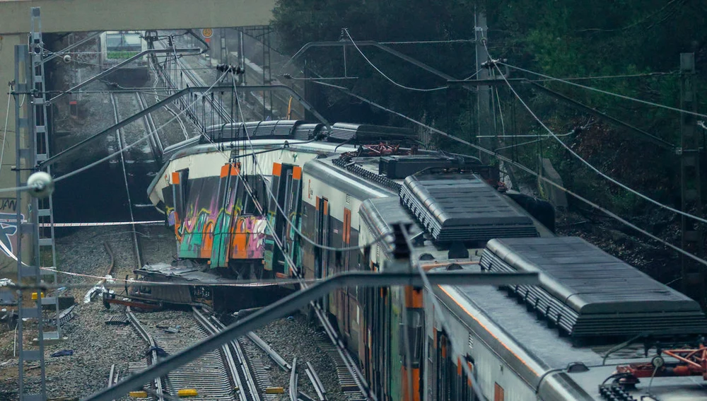 Vista del estado del tren de Rodalies descarrilado el martes en Barcelona Vista del estado del tren de Rodalies descarrilado el martes en Barcelona