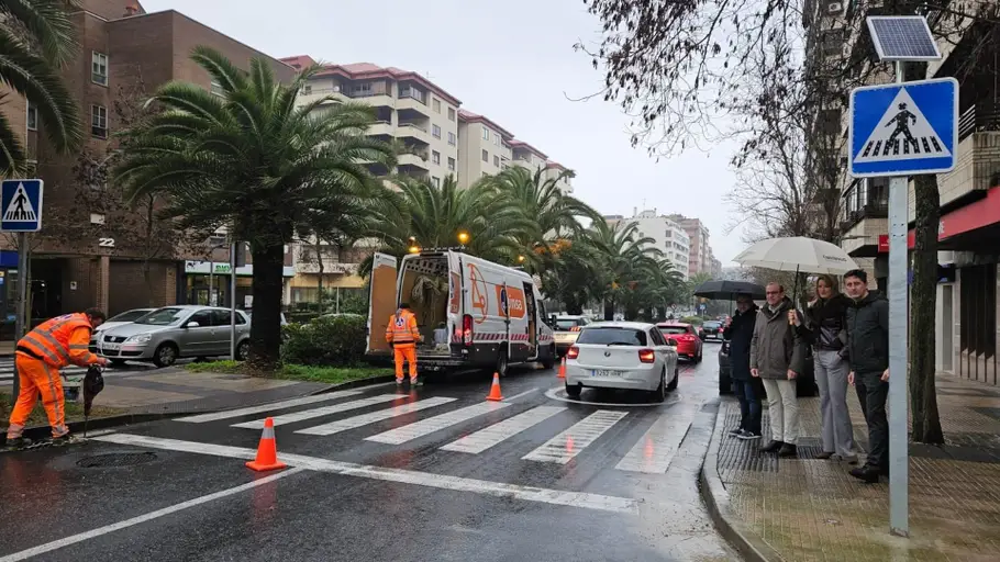 Instalación de señales luminosas en pasos de peatones sin semáforo Instalación de señales luminosas en pasos de peatones sin semáforo