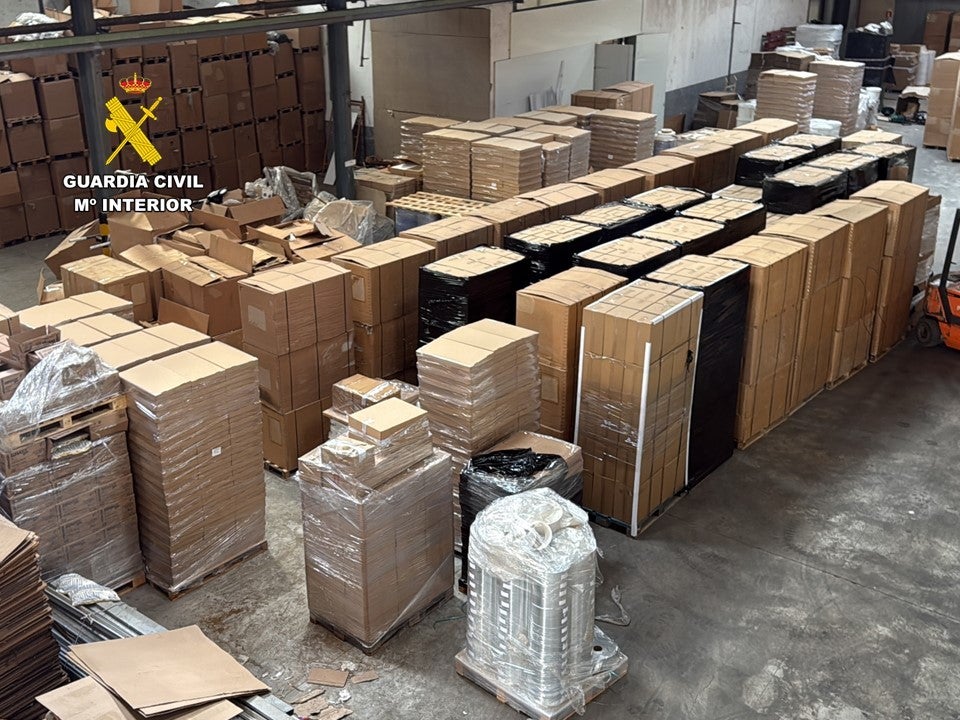 La Guardia Civil de Alicante desmantela una macro fábrica de tabaco clandestina La Guardia Civil de Alicante desmantela una macro fábrica de tabaco clandestina