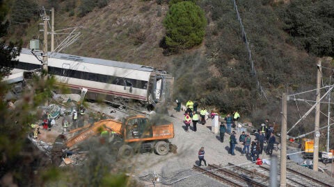  Efectivos de la Guardia Civil y de Bomberos, entre otros, junto al Alvia accidentado, en el lugar de descarrilamiento de los trenes en el accidente ferroviario de Adamuz (C&oacute;rdoba).
