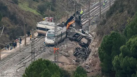 Restos del Alvia siniestrado en la colisión con un Iryo el pasado domingo aún en la vía Sigue la búsqueda de Agustín Fadón, desaparecido en el Alvia el trabajador de Renfe que ya se salvó del accidente de Angrois