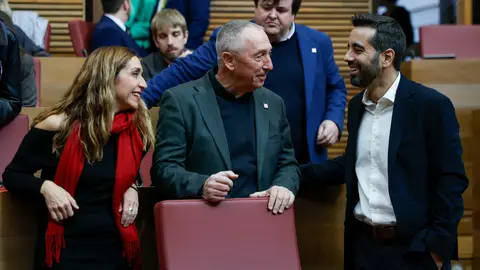 Archivo. El síndic del PSPV-PSOE, José Muñoz (d), conversa con los diputados de Compromís, Joan Baldoví e Isaura Navarro. Archivo. El síndic del PSPV-PSOE, José Muñoz (d), conversa con los diputados de Compromís, Joan Baldoví e Isaura Navarro.