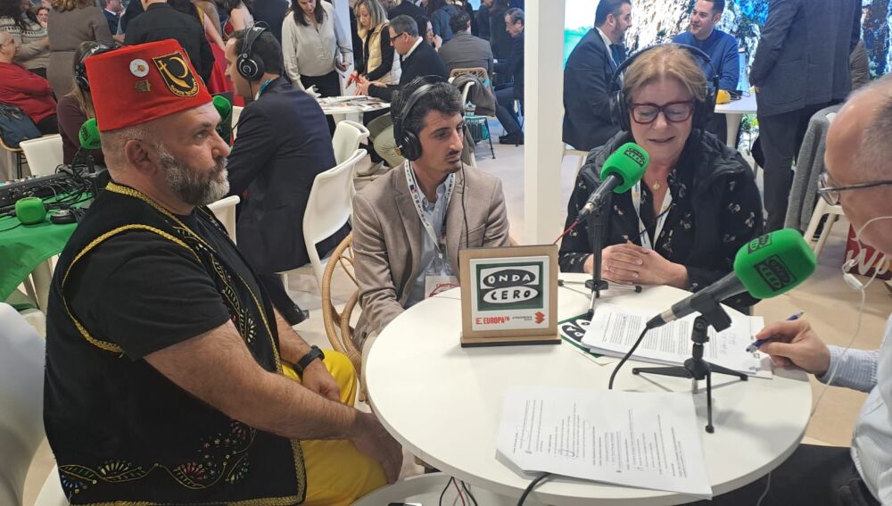 La alcaldesa de Albatera, Ana Serna, el concejal de Turismo, Juan Manuel Cánovas, y el presidente de la Federación de Moros y Cristianos, Pedro Rael