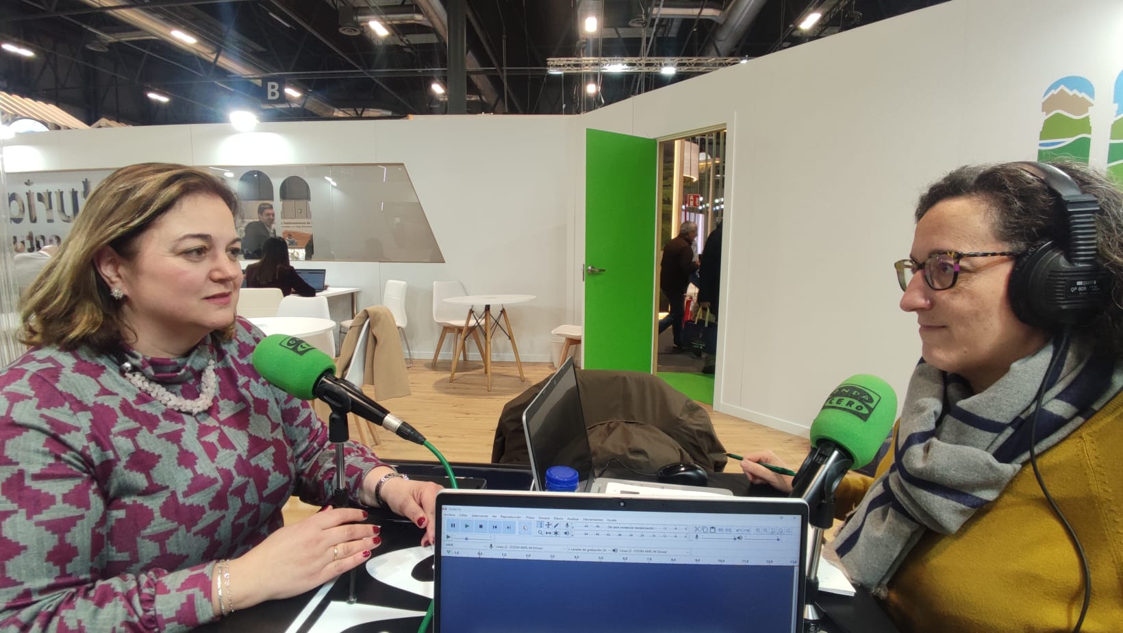 La alcaldesa de Tineo, Montse Fernández, le cuenta a Ana Fierro sus propuestas en materia de Turismo La alcaldesa de Tineo, Montse Fernández, le cuenta a Ana Fierro sus propuestas en materia de Turismo