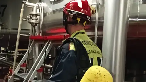 Bomberos de Valdepeñas en el lugar del suceso Bomberos de Valdepeñas en el lugar del suceso