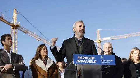 Azcón, favorito en las encuestas, durante su visita a Valdespartera Azcón, favorito en las encuestas, durante su visita a Valdespartera