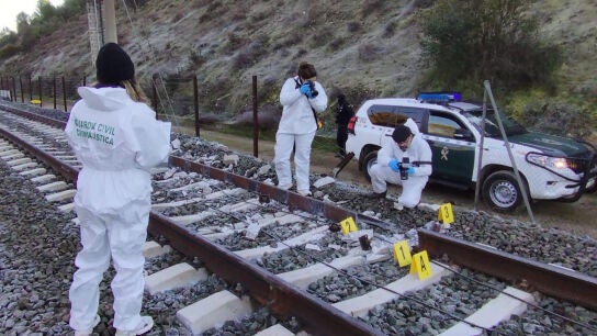 Expertos de la Guardia Civil analizan las v&iacute;as tras el accidente ferroviario registrado en Adamuz.