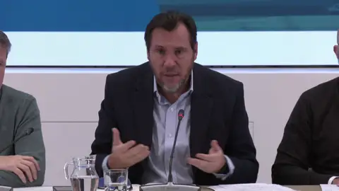 Puente fija en las 20:01 el aviso al 112 del Alvia: "Cuando llegaron no lo sé, ni me corresponde a mí decirlo" Puente fija en las 20:01 el aviso al 112 del Alvia: "Cuando llegaron no lo sé, ni me corresponde a mí decirlo"