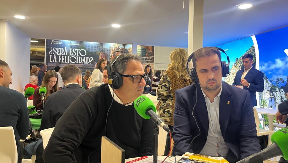 El alcalde de Dolores, Joaquín Hernández, y el concejal de Fiestas, Efrén Zaplana, en el set de Onda Cero en FITUR