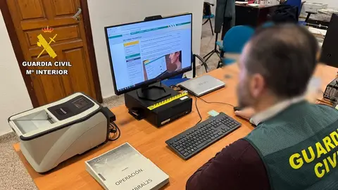 Un agente de la Guardia Civil de Alicante Un agente de la Guardia Civil de Alicante