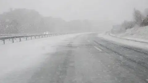 Sen clases nin camións na provincia de Ourense polo temporal de neve Sen clases nin camións na provincia de Ourense polo temporal de neve