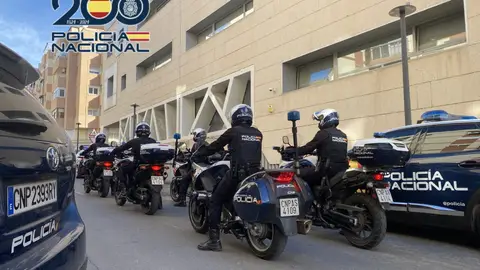 Patrullas de la Policía Nacional junto a la Comisaría central de Alicante Patrullas de la Policía Nacional junto a la Comisaría central de Alicante