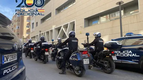Patrullas de la Policía Nacional junto a la Comisaría central de Alicante Patrullas de la Policía Nacional junto a la Comisaría central de Alicante
