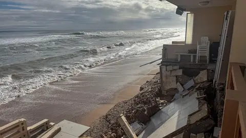 Edificio de Tavernes de la Valldigna (València) desalojado por el fuerte temporal marítimo a consecuencia de la borrasca Harry Edificio de Tavernes de la Valldigna (València) desalojado por el fuerte temporal marítimo a consecuencia de la borrasca Harry