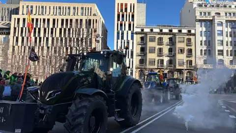 Los tractores llenan Zaragoza para clamar por Mercosur Los agricultores han llenado el Paseo de la Independencia de Zaragoza