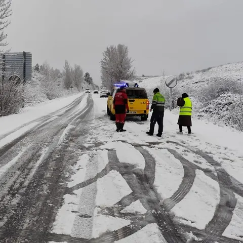 La nieve cubre la carretera en Vega de Espinareda en Ponferrada, León.