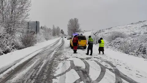 La nieve cubre la carretera en Vega de Espinareda en Ponferrada, León. La nieve cubre la carretera en Vega de Espinareda en Ponferrada, León.