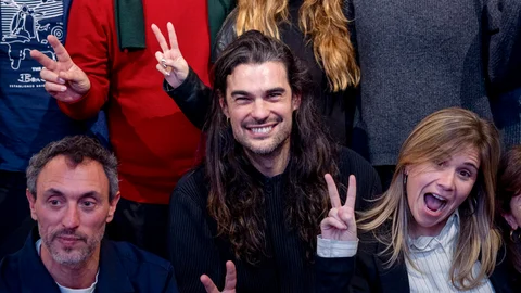 El director de 'Sirat', Óliver Laxe (c), junto a su equipo