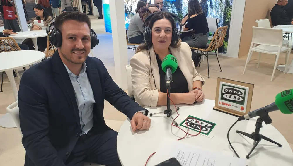 Rojales: Miriam Trives, concejala de Turismo, y Jesús Martínez, edil de Fiestas, en el set de Onda Cero Rojales: Miriam Trives, concejala de Turismo, y Jesús Martínez, edil de Fiestas, en el set de Onda Cero