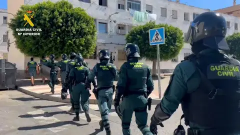 Agentes de la Guardia Civil en las 200 viviendas de Roquetas de Mar Agentes de la Guardia Civil en las 200 viviendas de Roquetas de Mar