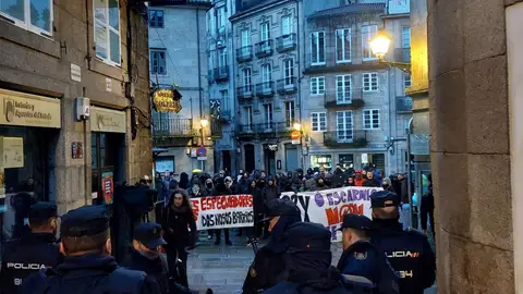 La Policía Nacional desaloja sin incidencias el centro social okupado del casco histórico de Santiago La Policía Nacional desaloja sin incidencias el centro social okupado del casco histórico de Santiago