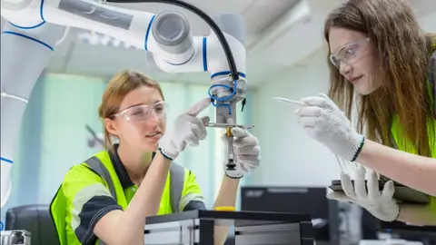 Extremadura está a la cola de España en FP privada con un 13,9%, según CCOO Extremadura está a la cola de España en FP privada con un 13,9%, según CCOO