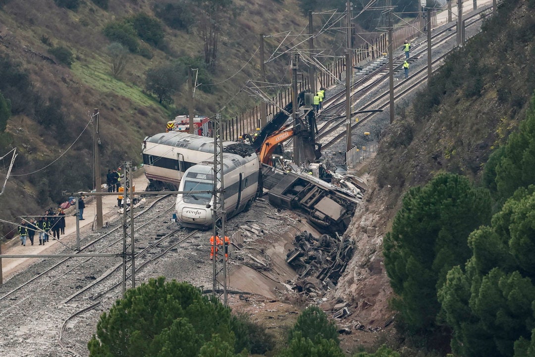 Restos del Alvia siniestrado tras su colisión con el tren Iryo a la altura de Adamuz (Córdoba) Restos del Alvia siniestrado tras su colisión con el tren Iryo a la altura de Adamuz (Córdoba)
