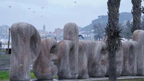 La playa de Pedregalejo cuenta con letras escultóricas gigantes con su nombre Letras