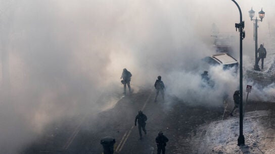 Agente federal en medio de gases lacrim&oacute;genos durante enfrentamientos con miembros de la comunidad en la escena de un tiroteo que involucr&oacute; a agentes federales de inmigraci&oacute;n en Minneapolis, Minnesota, EE. UU.